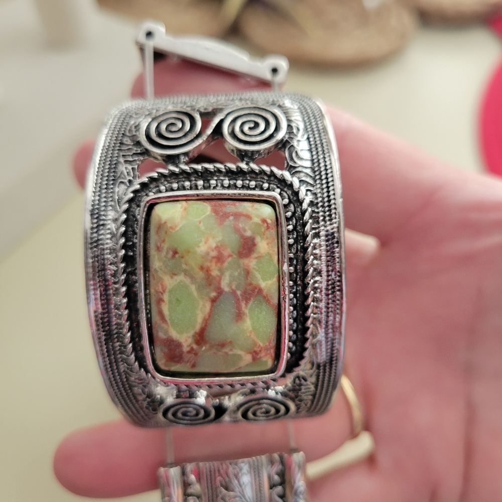 Papaazzi Silver and Green Stone Stretch Bracelet - Picture 2 of 3